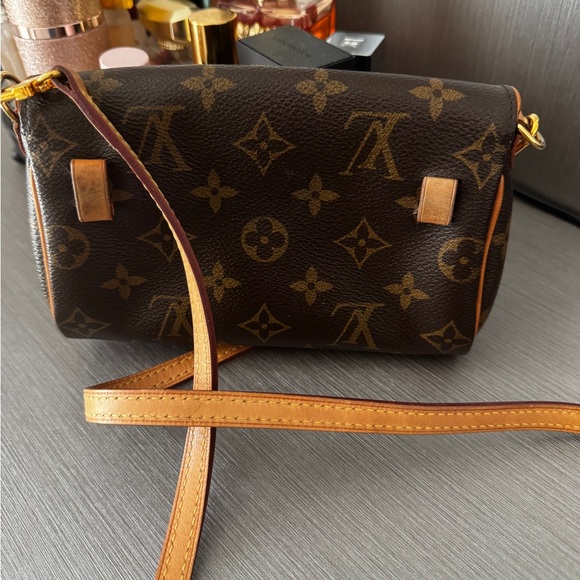 Louis Vuitton Classic Monogram Crossbody Bag - Picture 3 of 10